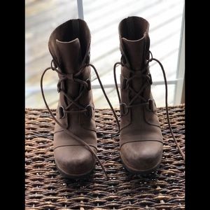 GUC Sorel Joan of Arctic booties.